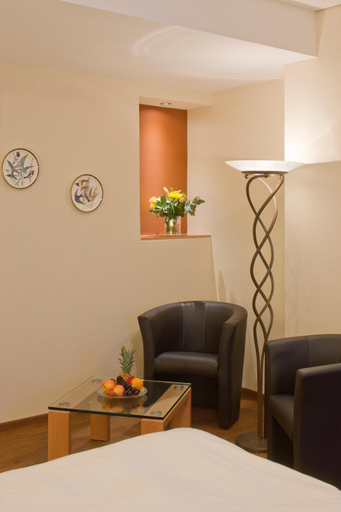 Bedroom 2, Hotel Ambassador, Brig