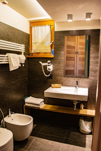 Bathroom 4, Dufour Hotel, Aosta