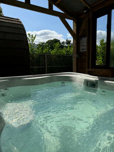 Others 3, luxury pod with hot tub, Herefordshire