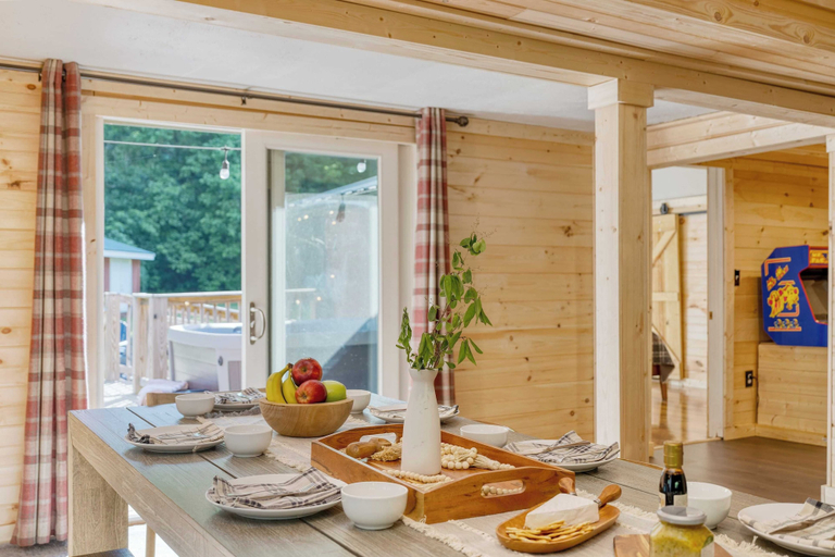 Food & Drinks, The Rustic Cottage by Avantstay Hot Tub, Fire Pit, Pool Table 5mins to Town, Sevier