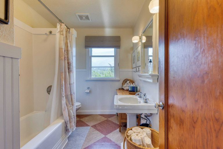 Bathroom 3, Maxwelton Aerie Bluffside Retreat w/ Sweeping Puget Sound Views + Firepit, Island