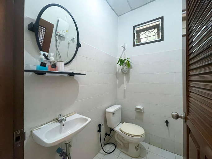 Bathroom 4, Silpasom ARTstay, Phunphin