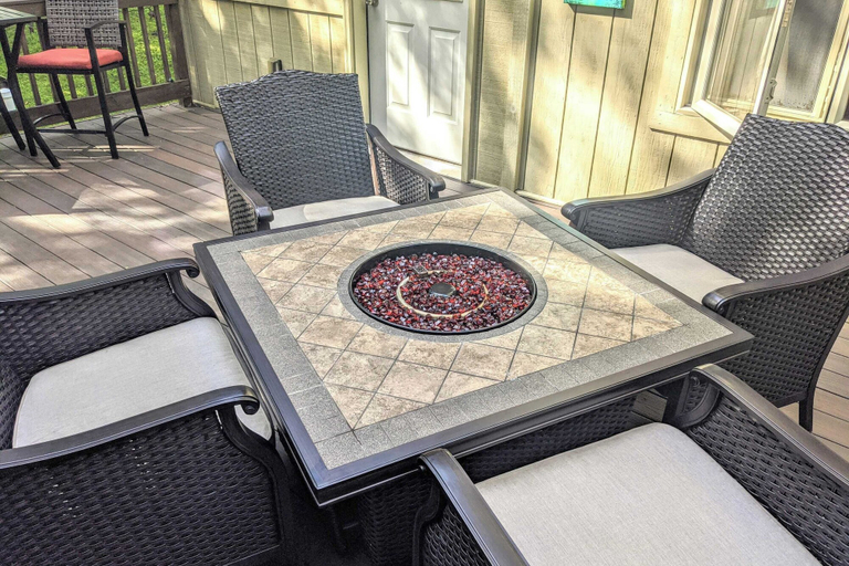 Food & Drinks 5, Mountain Hideout by Avantstay Game Room + Deck, Carbon