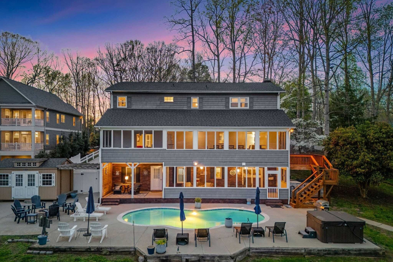 Exterior & Views