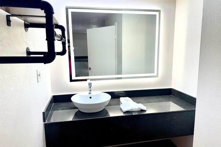 Bathroom 5, Baymont By Wyndham Metter, Candler
