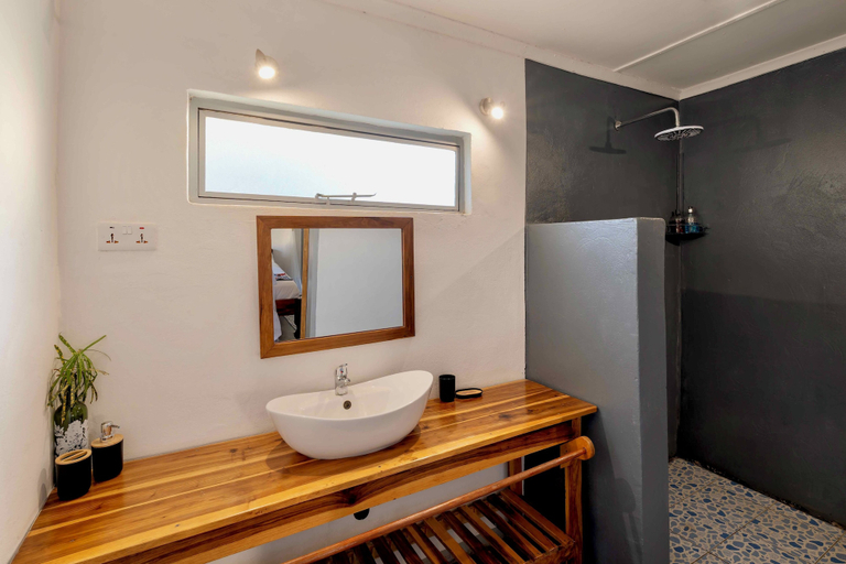 Bathroom 4, Kamunjila Lodge, Livingstone