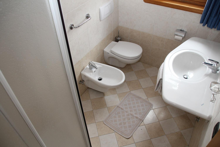 Bathroom 3, Albergo Caravasc, Sondrio