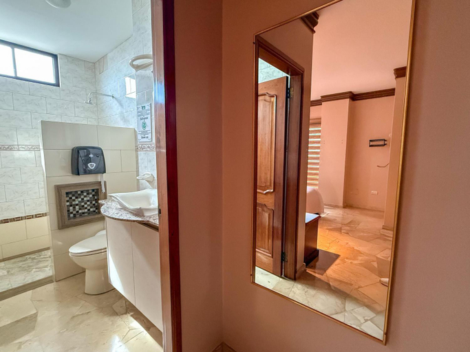 Bathroom, Hotel Bucaneiro, Manta
