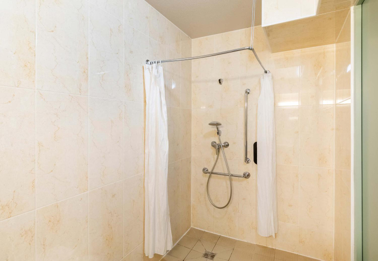 Bathroom 4, B&B HOTEL Saint-Geours-De-Maremne Hossegor, Landes