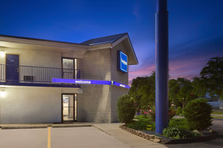 Exterior & Views 1, Travelodge by Wyndham Madison Heights MI, Oakland
