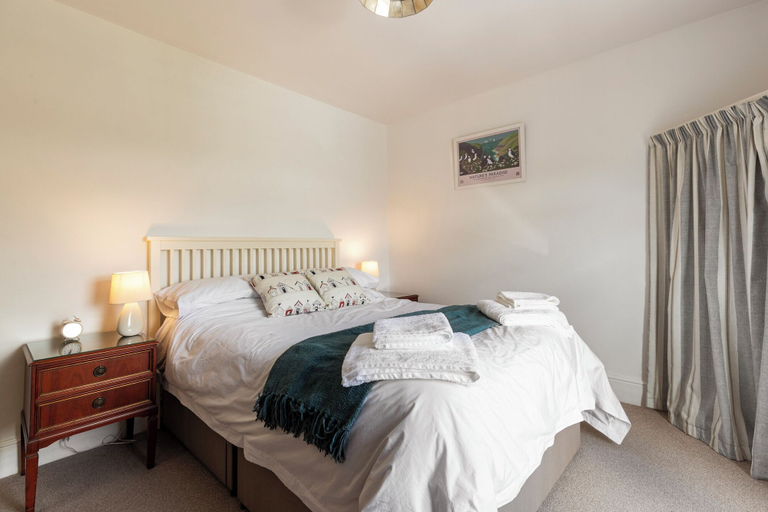 Room 3, Melbourne - Sea Views and Parking, Pembrokeshire