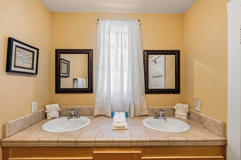 Bathroom 4, Dandelion by Avantstay Pool, 0.2mi to Downtown!, Riverside