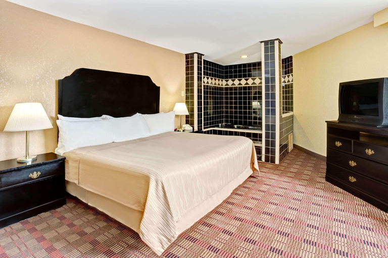 Bedroom 4, Howard Johnson by Wyndham Pikesville, Baltimore