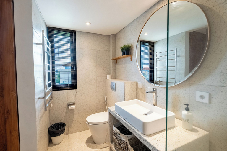 Bathroom 4, Karra Apartment by Betterplace, Badung