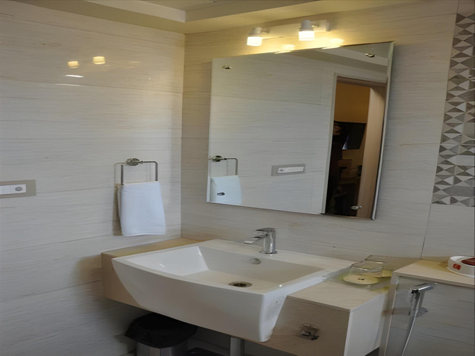 Bathroom 4, Lords Inn Somnath, Gir Somnath