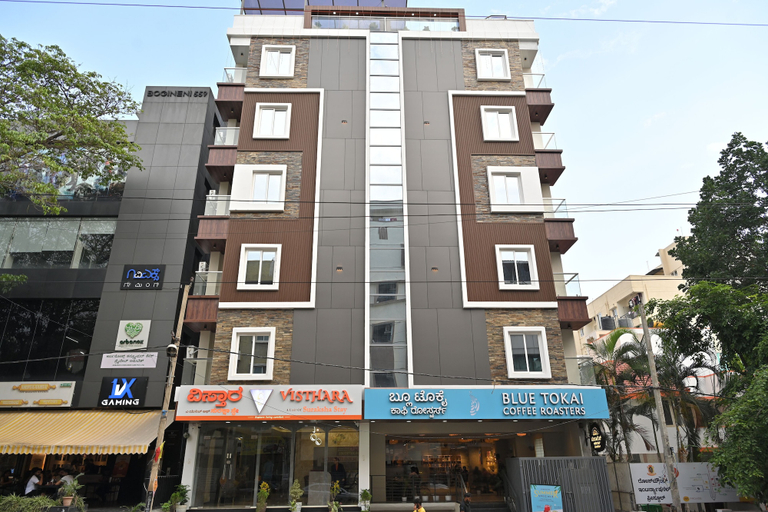 Exterior & Views
