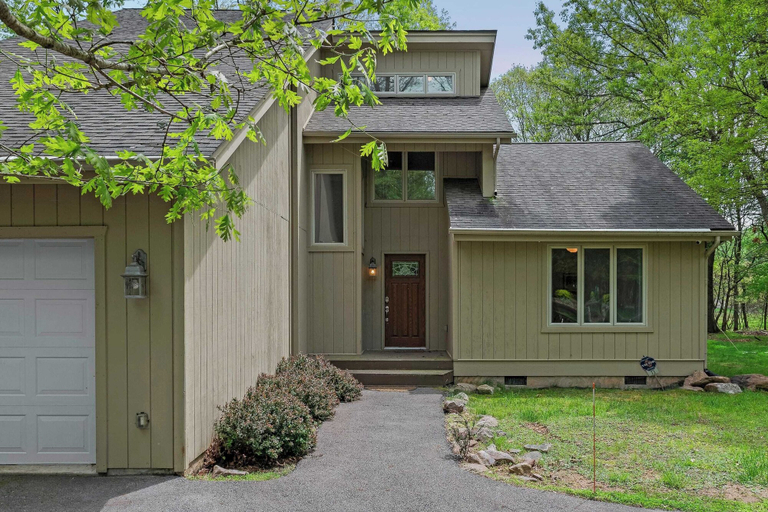 Exterior & Views 2, Mountain Hideout by Avantstay Game Room + Deck, Carbon