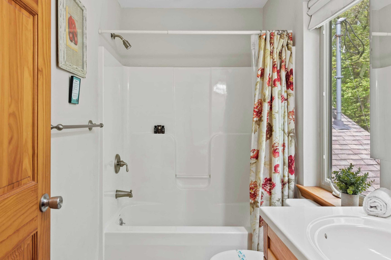 Bathroom 4, Mountain Hideout by Avantstay Game Room + Deck, Carbon