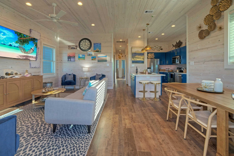 Food & Drinks, 361 Bayview by Avantstay Pool, Firepit + Pond View Golf Cart-friendly Boardwalk to Beach, Nueces