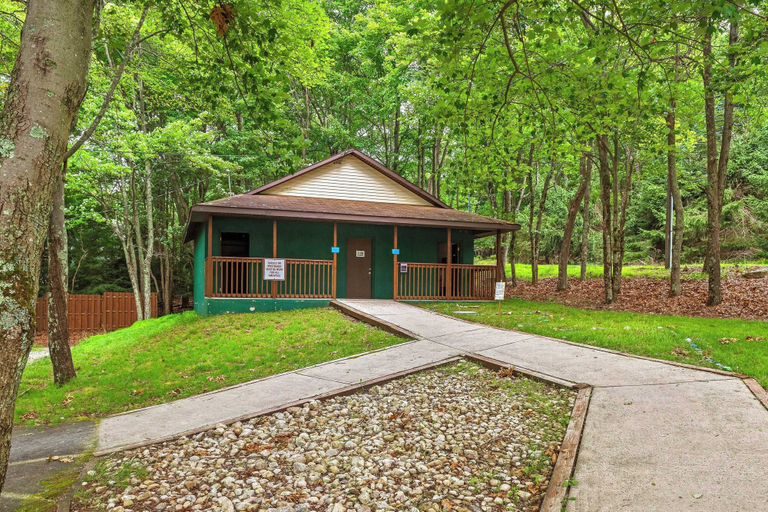 Exterior & Views 2, Ridge Retreat by Avantstay Game Room, Covered Porch, & Fire Pit!, Monroe