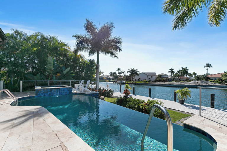 Sport & Beauty 4, Marco Polo by Avantstay Waterfront 5bdr, Pool, Spa, Fire Pit, Walk to Beach, Collier