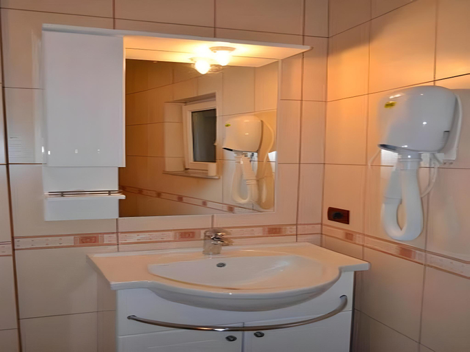 Bathroom 4, Hotel George, Korçës