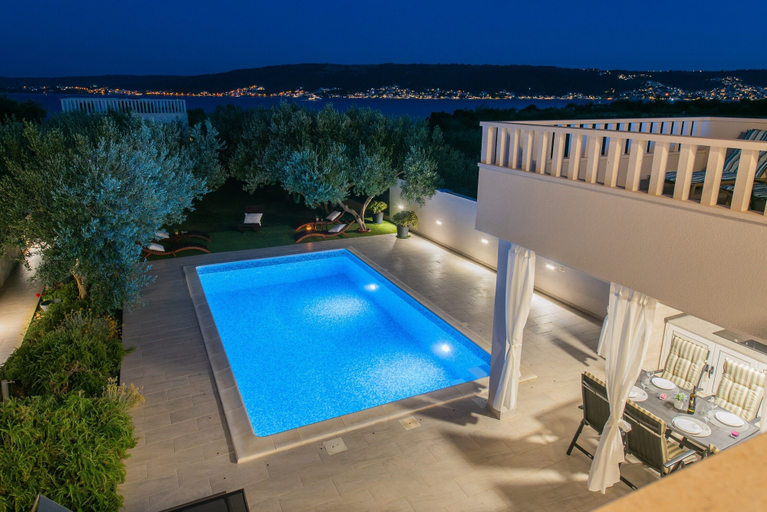 Sport & Beauty 3, Beachfront villa Mihovil w. beach access, Kaštela