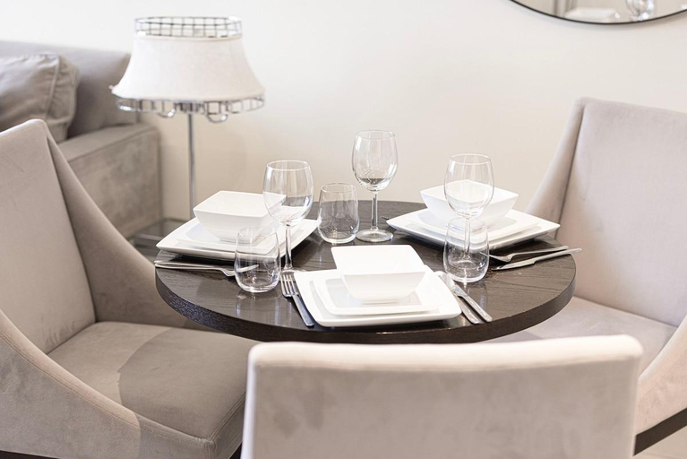 Food & Drinks, Luxury 1-Bedroom Apartment, 5 Min to Dubai Mall, Dubai