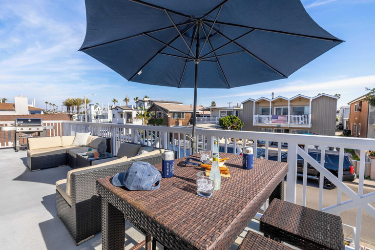 Food & Drinks, Ocean Breeze II by Avantstay Steps to the Beach!, Orange