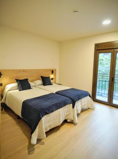 Bedroom 3, Hotel Casa Peix, Huesca