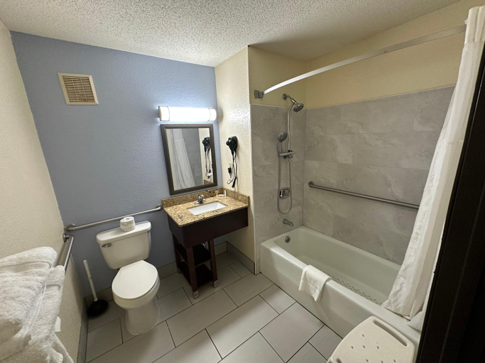 Bathroom 3, Super 8 By Wyndham Farmville, Prince Edward