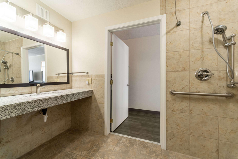 Bathroom 4, Quality Inn Suites Vandalia, Fayette