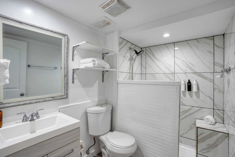 Bathroom 4, Sun-kissed by Avantstay Beachfront Access, Bay
