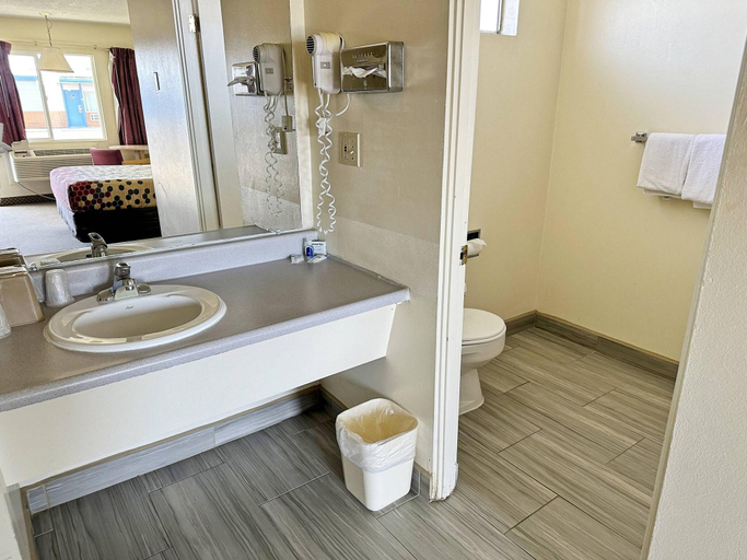 Bathroom 5, Rodeway Inn Boardman - Hermiston, Umatilla