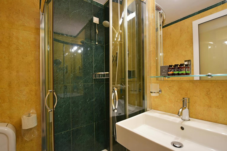 Others 5, Hotel Sophia, Attica