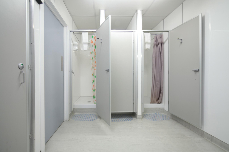 Bathroom 3, Laneway Backpackers, Wellington