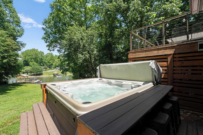 Sport & Beauty 5, Shady Daze: Waterfront Home w/ Deck, Hot Tub & Lake Views, Catawba