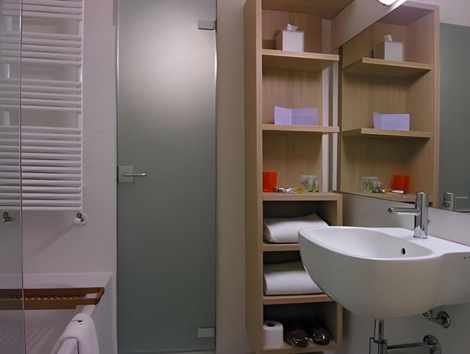 Bathroom 4, Ca' Del Lupo, Cuneo