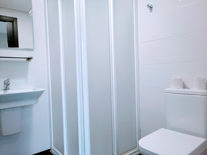 Bathroom, Albergue Capuchinos Rocamador, Navarra