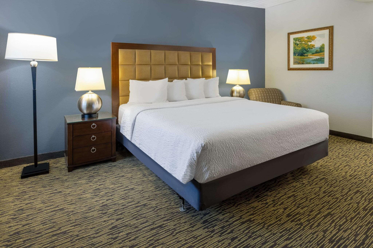 Bedroom 3, Travelodge by Wyndham Appleton, Outagamie