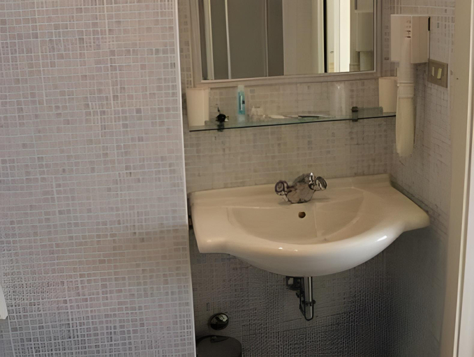 Bathroom 5, Hotel Euromar, Massa Carrara