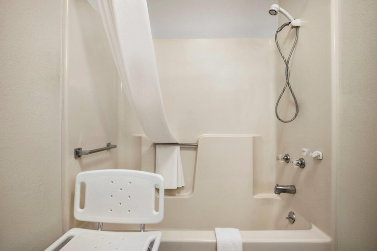 Bathroom 5, Super 8 by Wyndham Concordia, Cloud