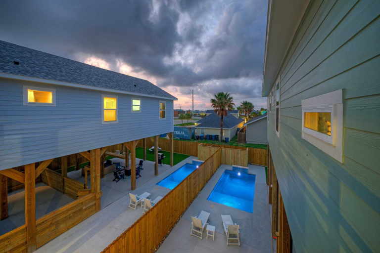 Sport & Beauty 5, Pool, Firepit + Golf Cart Zone + Near Beach Looney Dunes by Avantstay, Nueces