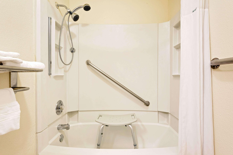 Bathroom 4, Days Inn by Wyndham Fairmont, Marion