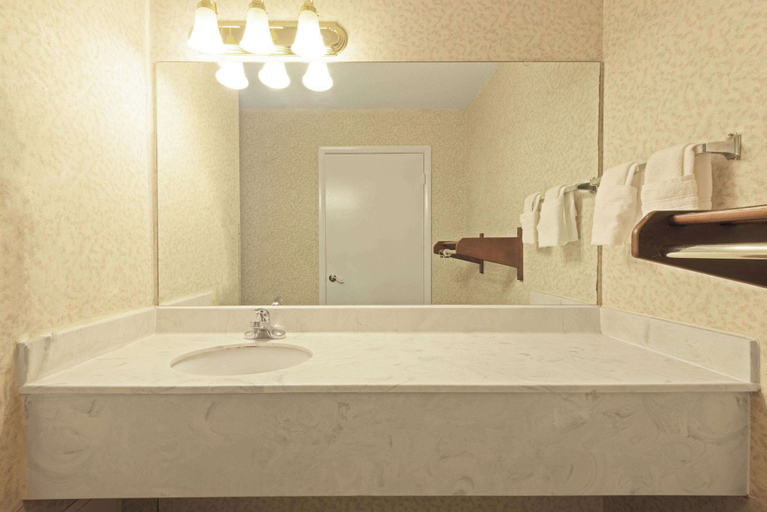 Bathroom 4, Days Inn by Wyndham Greenville, Butler