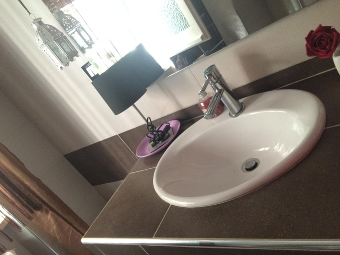 Bathroom 2, Flower, Barletta-Andria-Trani