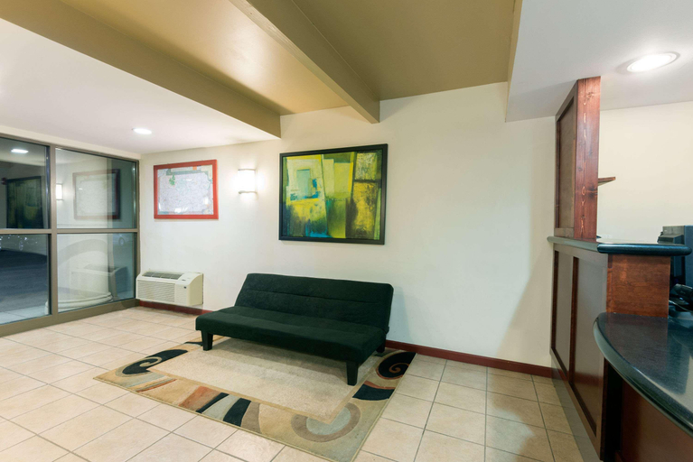 Public Area, Super 8 by Wyndham Beaver Falls, Beaver