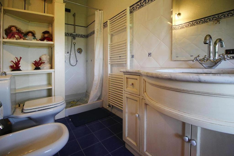 Bathroom 4, Villa La Pianella, Lucca