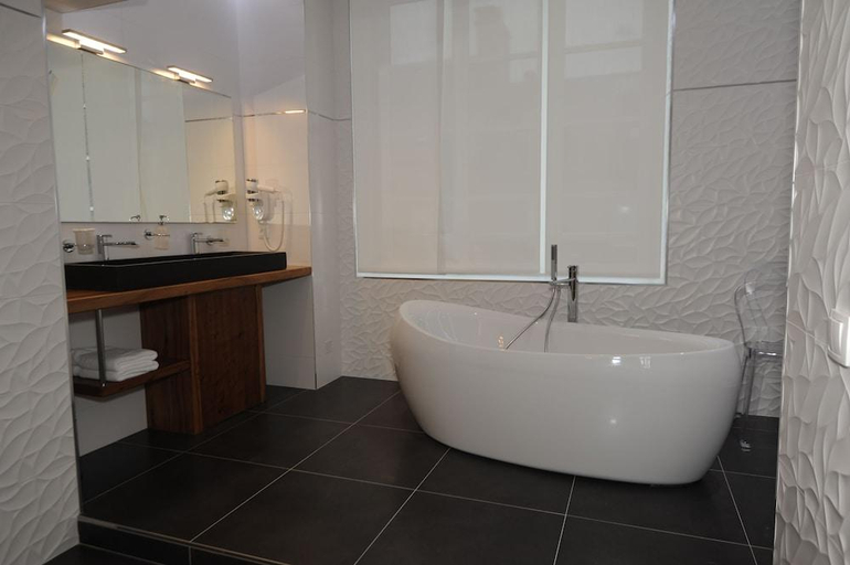 Bathroom 3, Hôtel Victor Hugo, Manche