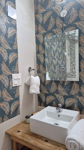 Bathroom, THE BATOT- Old Britishers Route, Kullu